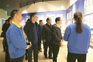 貴州省黔東南州委常委、榕江縣縣委書(shū)記賀代宏一行到公司參觀學(xué)習(xí)考察
